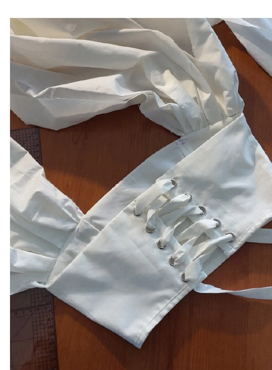 Dettaglio del corsetto con occhielli metallici